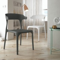 Silla exterior apilable Pisa color grafito, arena o blanco, ergonómica y cómoda, interior y exterior. Mobelcenter