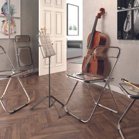 Silla plegable cuzco con asiento y respaldo de resina fumé y estructura de metal cromado