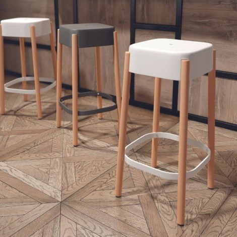 Pack 2 taburetes altos Visby en color grafito y blanco con patas de madera maciza